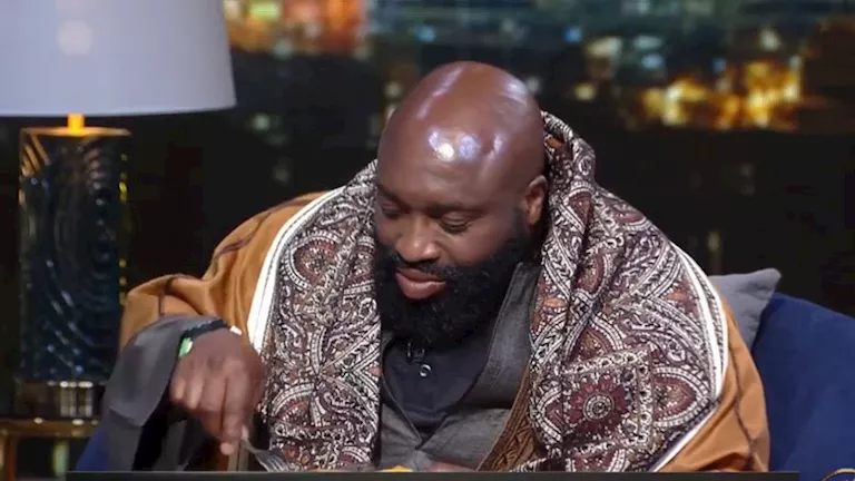 حوواشي وممبار وجلباب صعيدي.. إيرك هادسون يتناول أكلات شعبية في "من ماسبيرو"